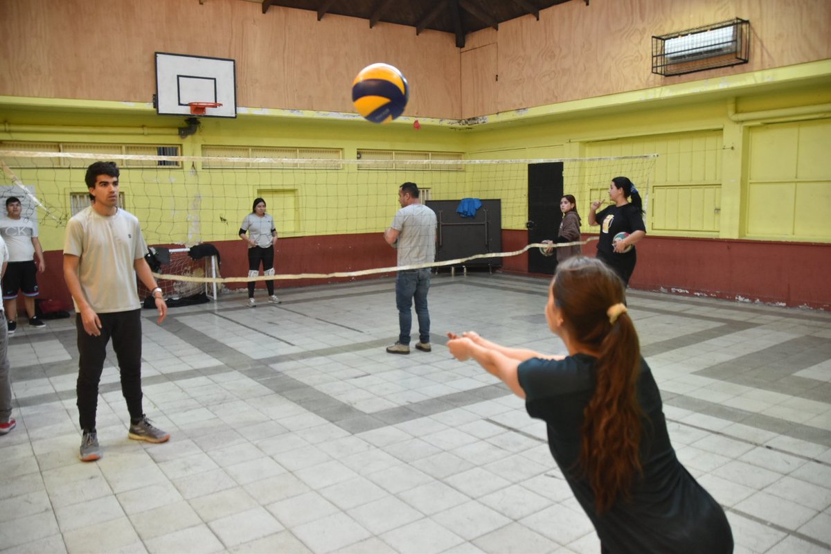 SenameLosLagos's tweet photo. Regresaron los jueves de #volleyball al #CentroCerrado de #PuertoMontt, gracias al entusiasmo de las voluntarias invitadas por @KalenFundacion, que incluyen a una jugadora profesional y una profesora de la disciplina, jóvenes en reinserción social participan con todo esta tarde. https://t.co/POtMn14VsM