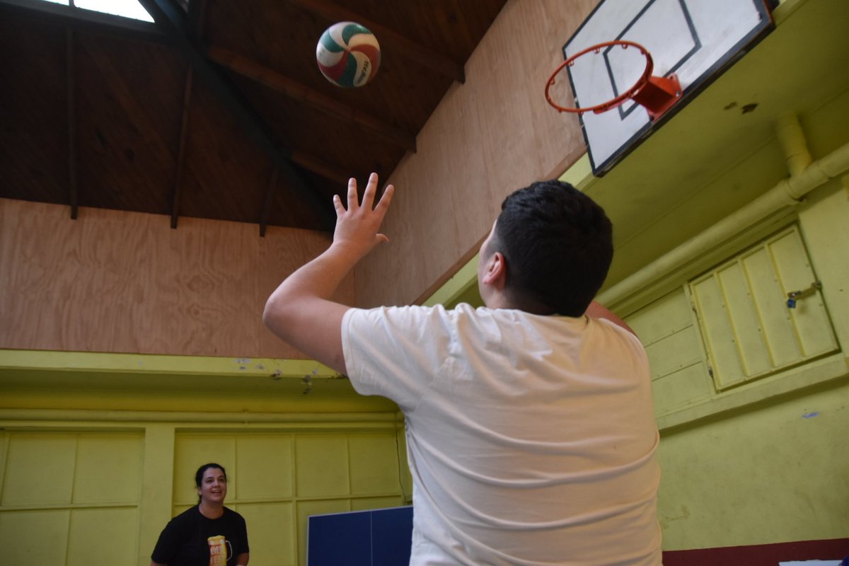Regresaron los jueves de #volleyball al #CentroCerrado de #PuertoMontt, gracias al entusiasmo de las voluntarias invitadas por <a href="/KalenFundacion/">Fundación Kalén</a>, que incluyen a una jugadora profesional y una profesora de la disciplina, jóvenes en reinserción social participan con todo esta tarde.