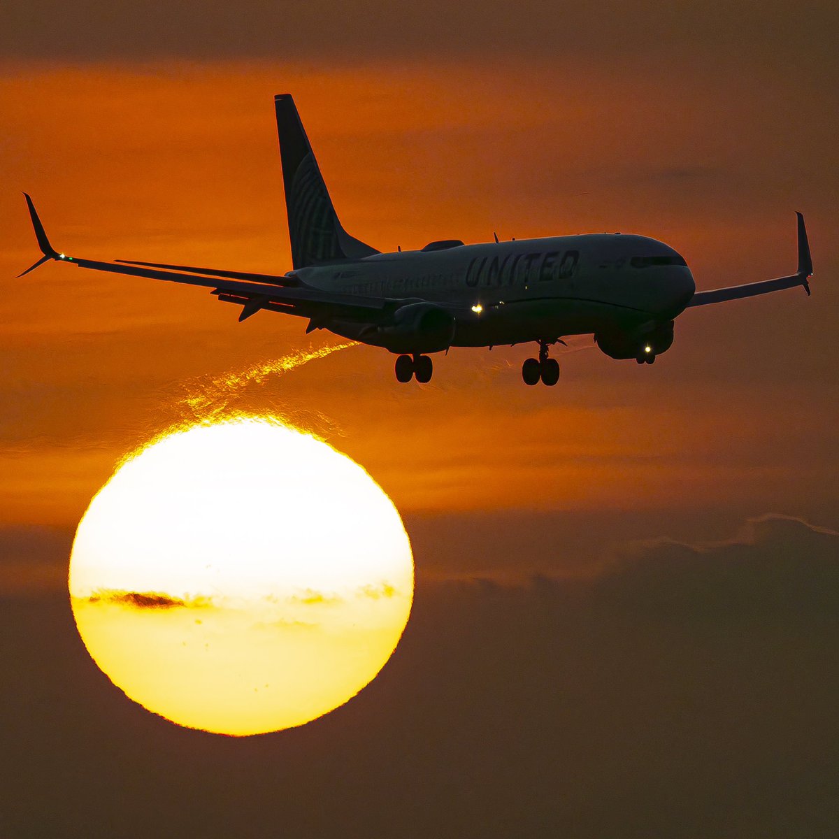 GFBAvPhoto's tweet image. The hot section exhaust from the #1 engine giving a very different look than the exhaust from #2.   This is one of the non-ER 737-900s operating as UA451 BWI-IAH.

#IAH #KIAH  #AvGeek #HoustonSpotters #HoustonPhotographer #gfb_2024 #unitedairlines #N73406 #b737900 #sunset
