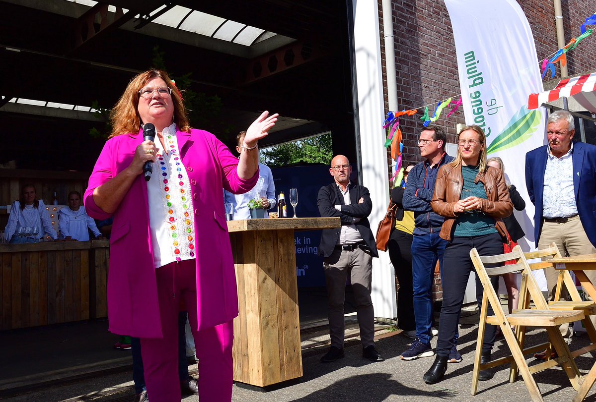 Hét netwerkevenement voor alle ondernemers uit Etten-Leur en omgeving, had dit jaar het thema ‘De Roode Looper kleurt groen’. Burgemeester Marina Starmans en wethouder Ger de Weert bezochten het evenement op de gemeentewerf aan de Hermelijnweg. 1/2
