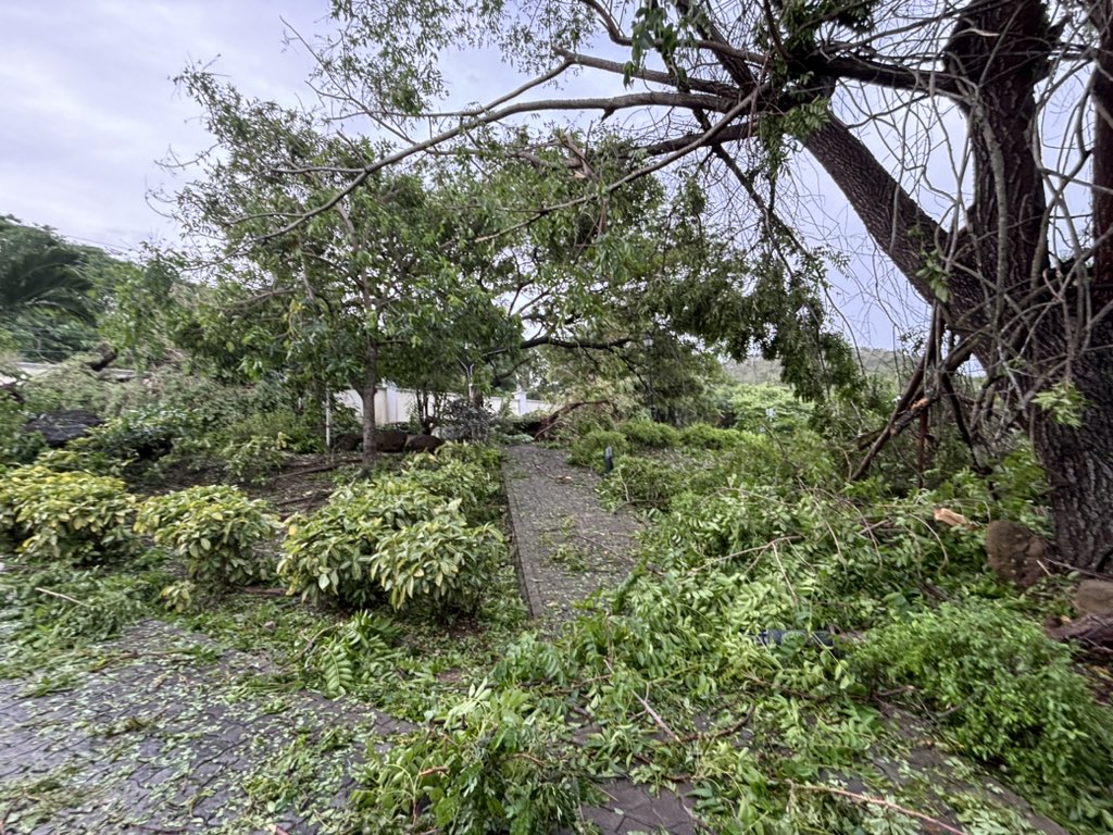 JLThompson007's tweet photo. Our resort survived quite well, comparatively speaking. Here are some damage photos: @MarcWeinbergWX @CBattistaTV #HurricaneBeryl #GrandPalladium https://t.co/SjqMvAMcOh