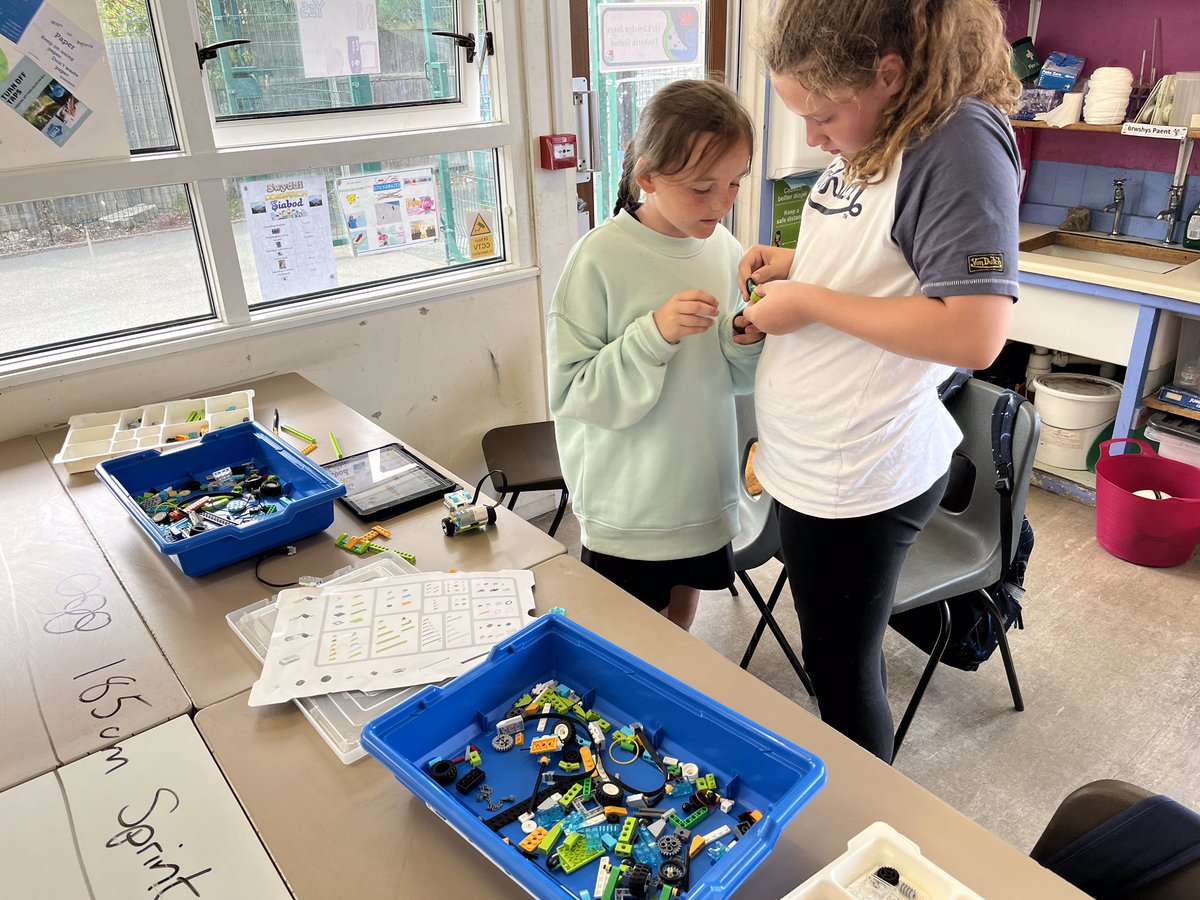 YsgCyD's tweet image. Clwb Roboteg yn llawn hwyl! Ras 185cm! 🏃‍♂️💨Codio a datrys problemau! #codio 
Robotics Club in full flow! A 185cm race! 🏃‍♂️💨 Coding and problem solving! #coding