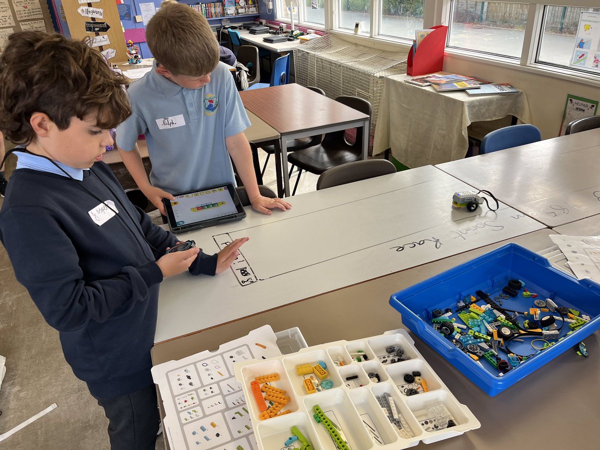 YsgCyD's tweet image. Clwb Roboteg yn llawn hwyl! Ras 185cm! 🏃‍♂️💨Codio a datrys problemau! #codio 
Robotics Club in full flow! A 185cm race! 🏃‍♂️💨 Coding and problem solving! #coding