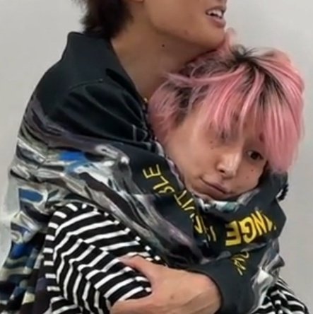 IORlKU's tweet photo. Sakuchans face when he was being hugged by koji 😭😭😭oiiiii so cute!!!!!! https://t.co/AOmSqcryGf