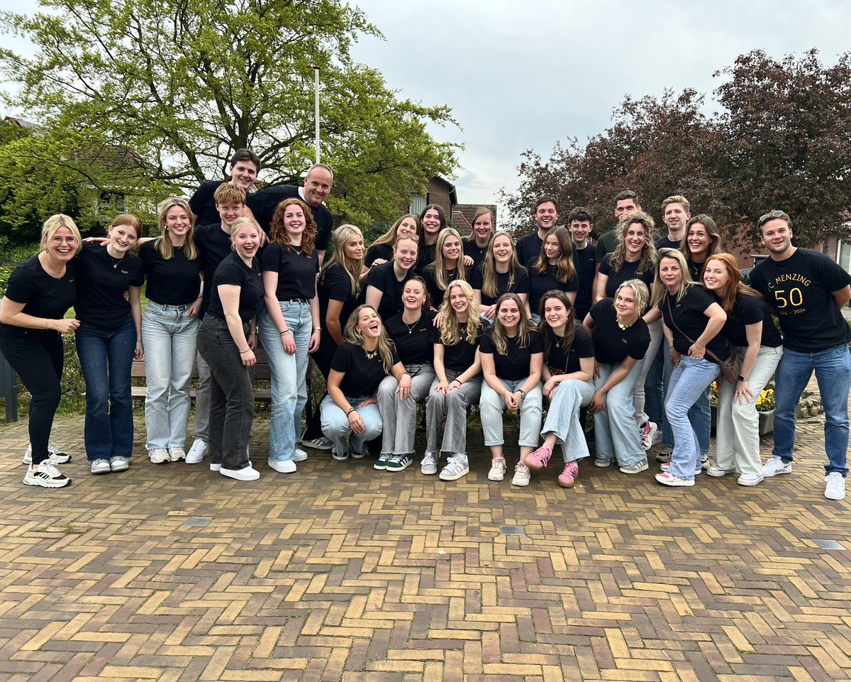 EetsalonMenzing's tweet photo. Ieders enthousiasme, gedrevenheid, betrokkenheid, collegialiteit, humor en flexibiliteit zorgt samen voor dit geweldige team! 🥰🌟 #jubileum #50jaar #topteam #wateenteam #onsteam #dankbaar #trots #fcmenzing https://t.co/Uh27ApIsVt