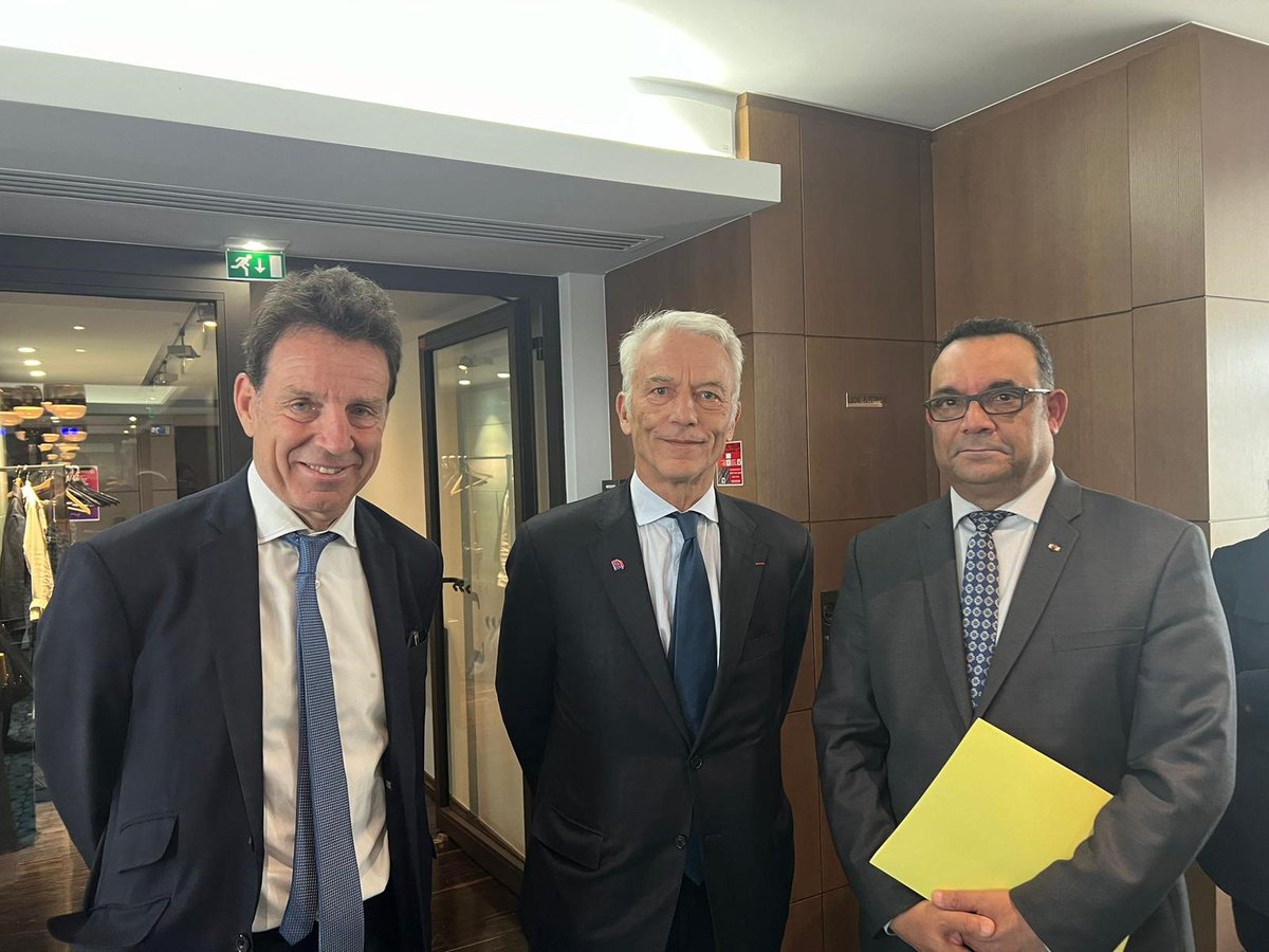 PatronatsFranco's tweet photo. Cocktail avec plus de 40 ambassadeurs francophones, avec le soutient du GAFF et l'accueil du @medef. Merci de leur présence et de leur mobilisation en vue du forum économique FrancoTech, organisé avec @businessfrance , en octobre prochain, en marge du Sommet de la Francophonie. https://t.co/HmV6ykD2P8