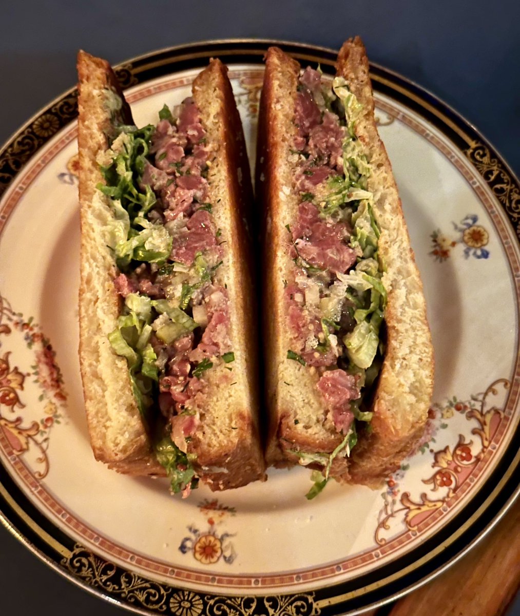 BurgerFcts's tweet photo. Sanguche de carne picada cruda ayer en Ácido. 10/10. https://t.co/CyuP5chxc4