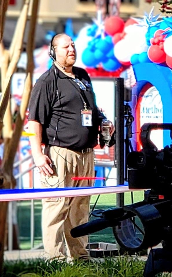 ElTech0's tweet photo. 3 hours setting up… 2 hours filming… in Texas heat
I’m tried can I go home?
Yeah I look a bit worn, posture is wack, and I got one eye closed…
but New Profile Pic? https://t.co/N7b9P1Og7t