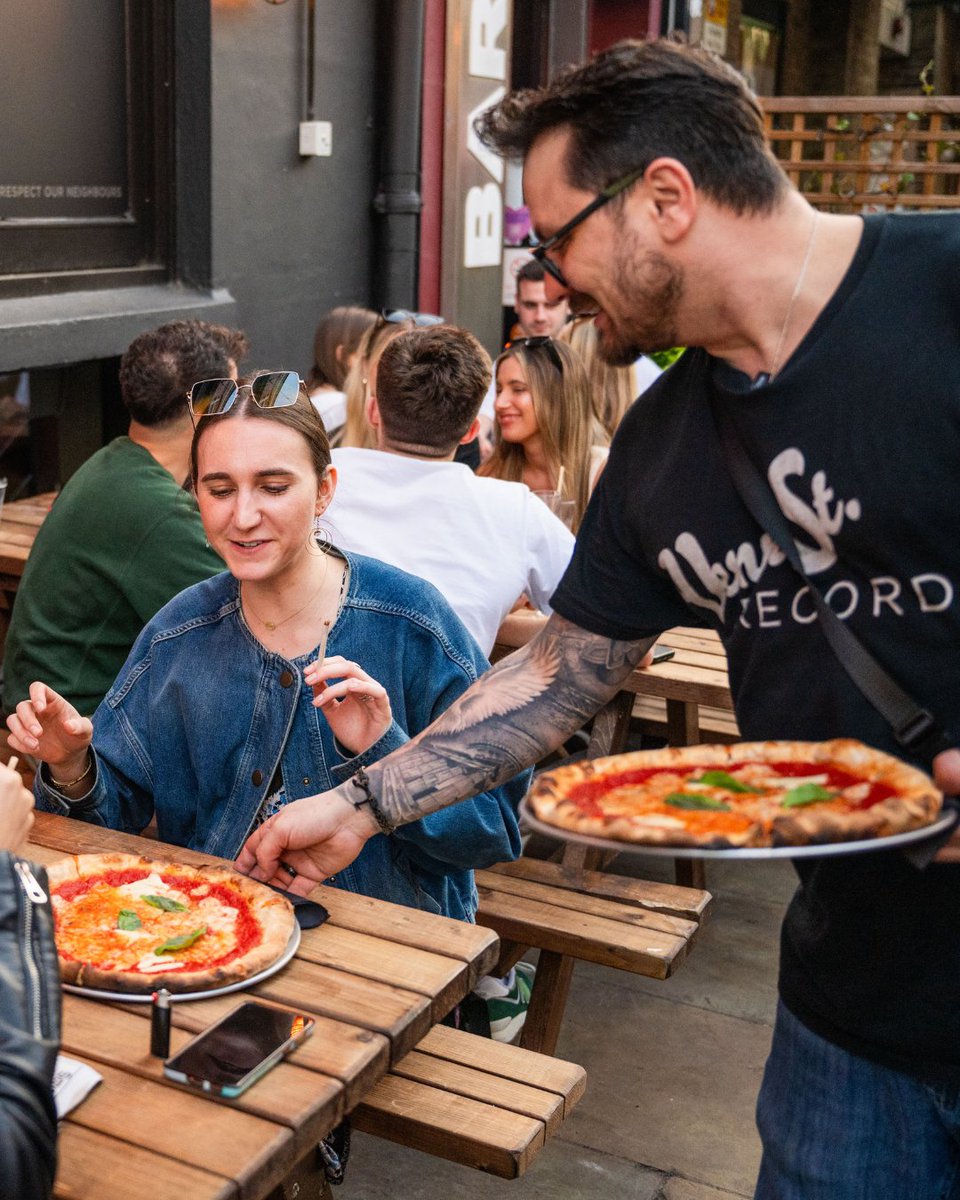 Who fancies a pizza in the beer garden? 🍕

See ya tonight for cocktails and live music 🍸🎶