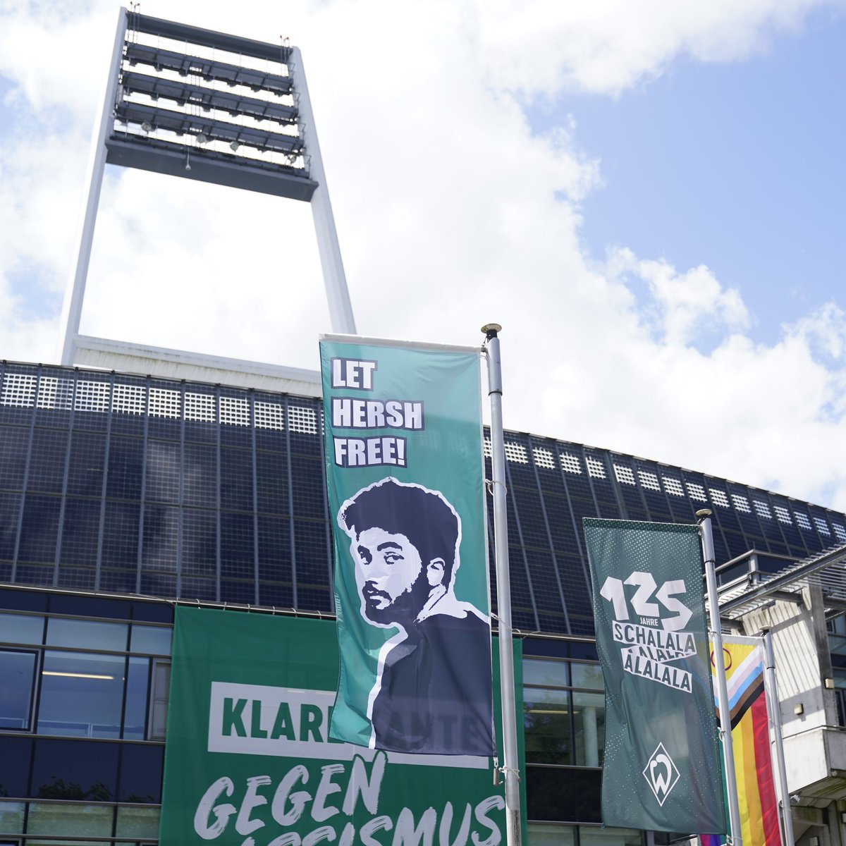 YosephHaddad's tweet photo. German soccer team SV Werder Bremen placed a flag at the entrance to their stadium with a picture of kidnapped American Israeli Hersch Goldberg-Polin in a moving gesture to raise awareness about the Israeli hostages. 

These days this isn’t expected behavior... Thank you, SV Werder Berman🙏🎗️

@werderbremen