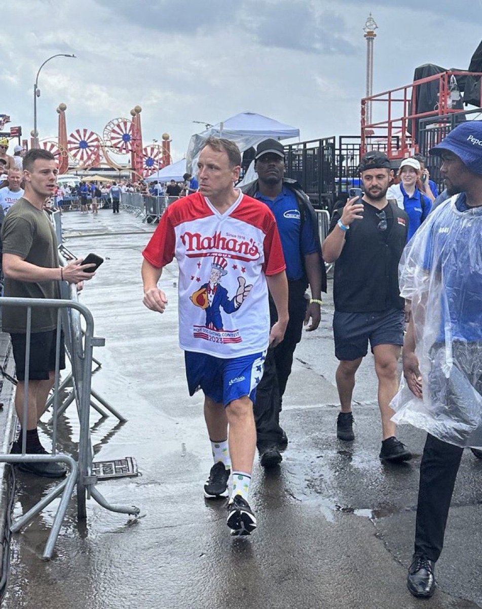 GuyFinelli2's tweet photo. If the glass doesn’t shatter and the king comes out, it’s not an official hot dog eating contest. https://t.co/hywdUSO1N9
