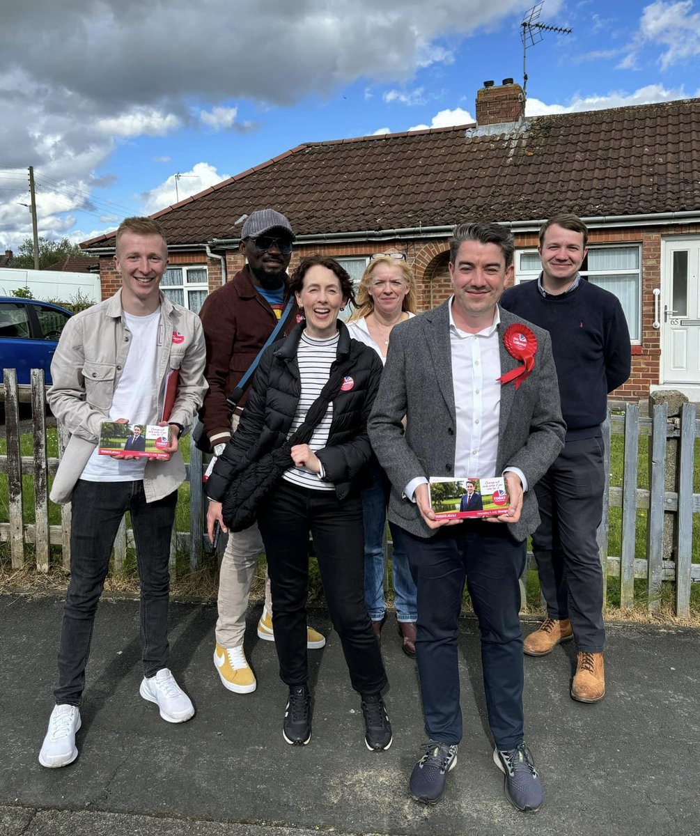 AlanStrickland's tweet image. Hitting the streets of Ferryhill.

Thanks for the really positive response! 

Don’t forget to vote by 10pm 🗳️ 🌹 

And remember to take ID 🪪