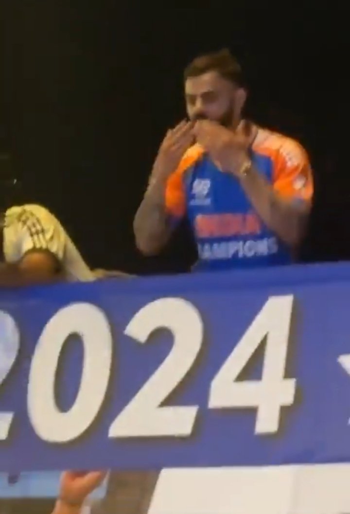 WHOLE CROWD CHEERING ROHIT ROHIT..🔥nd Virat Kohli❤

 This is the love and respect he earned, which you can't beg and bought.❤️