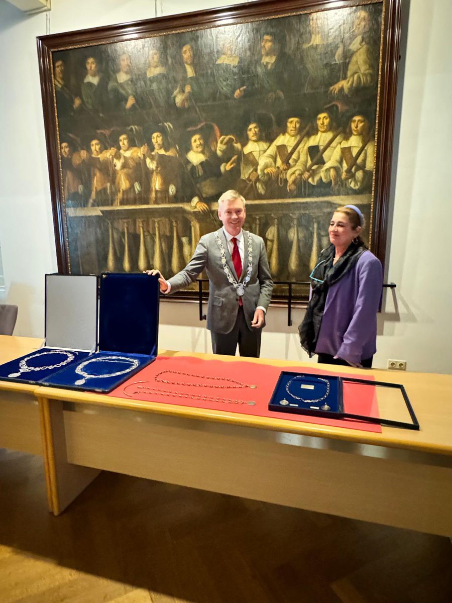 Nu ik de huidige ambtsketen van #VoorneaanZee bijna afleg, werden vroegere ambtsketens (van Brielle, Hellevoetsluis, Westvoorne (inclusief een reserve-exemplaar) en van Oostvoorne/Rockanje overgedragen aan het Historisch Museum Den Briel.