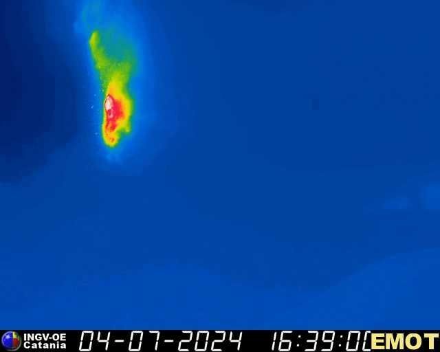 COMUNICATO DI ATTIVITA' VULCANICA del 2024-07-04 16:17(UTC) - ETNA.
L'INGV-OE comunica che l'attività stromboliana a Voragine è evoluta a fontana con colonna fino a 4.5 km slm in direzione SE. Ricaduta di cenere nell'area SE etnea fino a CT. 
#INGV #Etna #OsservatorioEtneo