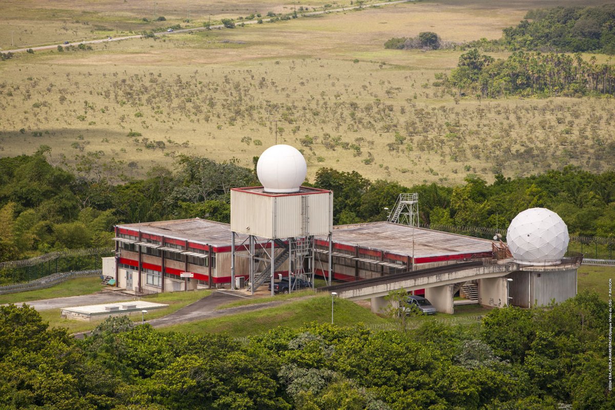 thivallee's tweet photo. #LeCnesVousProtège
La Revue de Préparation de la Base s’est tenue avec succès : bon état de préparation des moyens techniques du @EuropeSpacePort qui concourront à la Sauvegarde Vol pendant les 7 premières minutes de vol : télémesure, radars, et téléneutralisation.
#GoAriane6 https://t.co/ncqkSAItrw