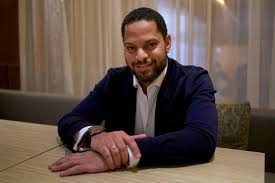 "Casat amb la filla del dictador Obiang, Tito Garriga és el padrí ocult del clan, els germans Pablo i Ignacio li reten obediència. Ha comprat 3 residències a Madrid, 2 mansions a Pozuelo de Alarcón i 1 xalet a la Sierra, a més d’una residència a Mijas." PSIBORN 9 "Aromes íntimes"