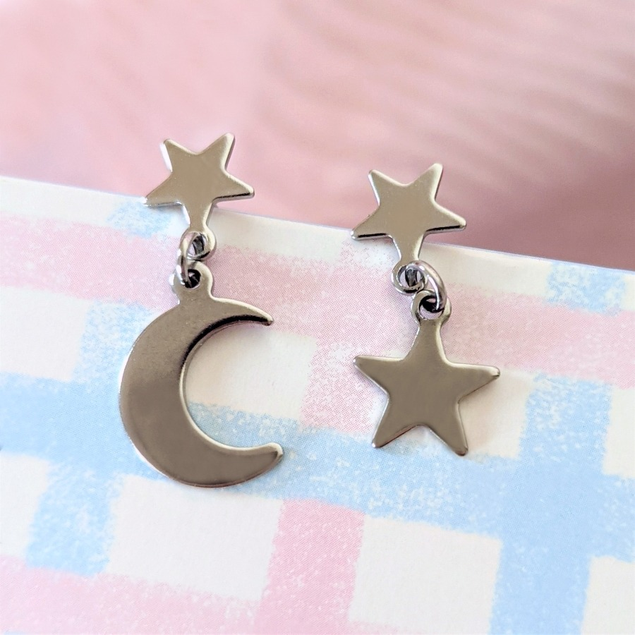 shoplalisa's tweet photo. ✨ Star and moon earrings ⭐️🌙 https://t.co/JlJDxeGBlt