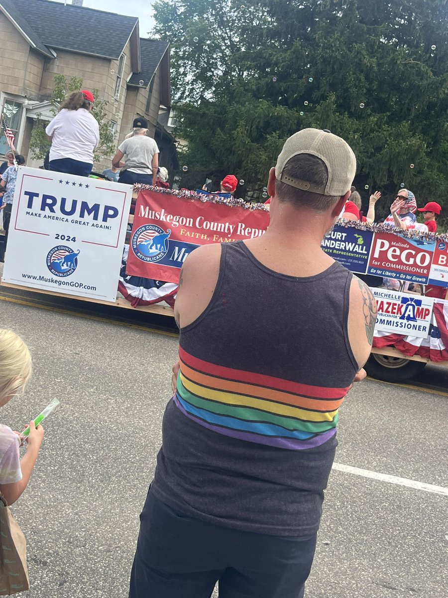 Milf4books's tweet photo. Wife: “I know you don’t want to but we’re going to the 4th of July parade”

Husband: “Fine. But I’m wearing my Pride 🌈 shirt.”

White sis liberal men still exist. https://t.co/pe8DMCWQWl