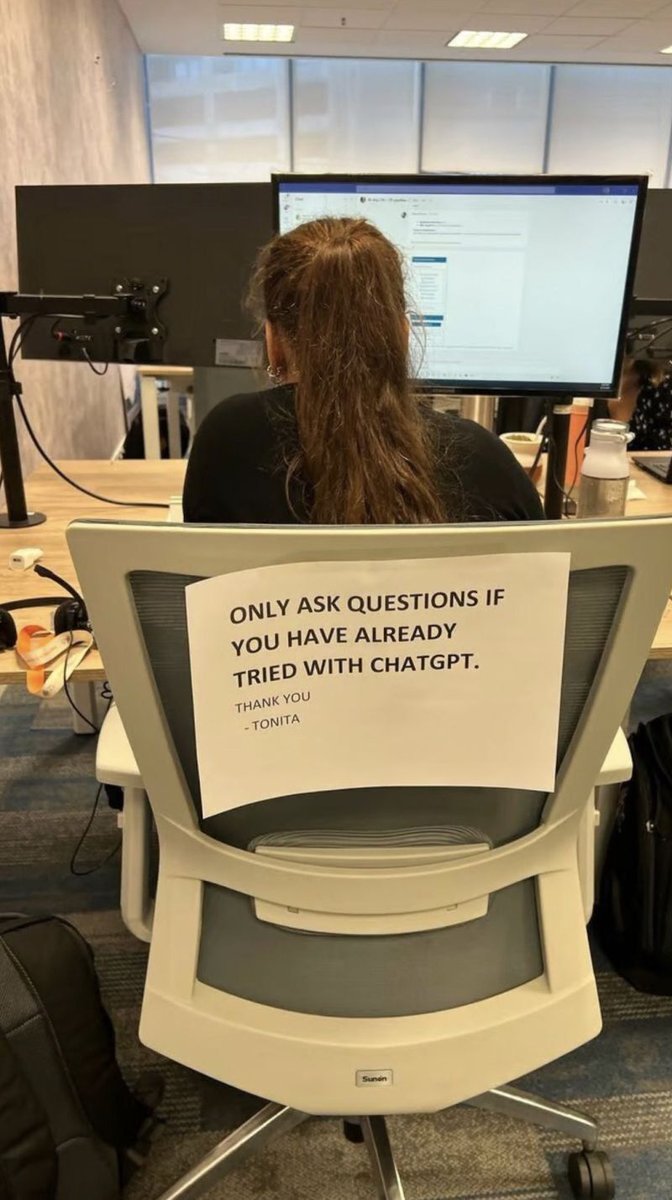 soulandsilicon's tweet image. Pro tip: Before you bother your coworker, ask ChatGPT first! 😂 
 #AIHumor #OfficeHacks #AI #WorkSmart