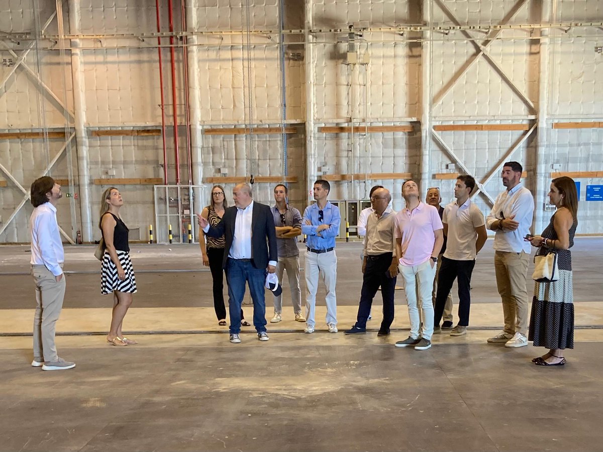 Hoy Ciudad de la Luz ha acogido la reunión de la Junta de <a href="/HOSBEConline/">HOSBEC</a> 
Nuestro director <a href="/FerminCrespo/">Fermin Crespo</a>  ha presentado los estudios a los miembros de la patronal hotelera, quienes han tenido la oportunidad de conocer los platós y otras zonas del complejo.