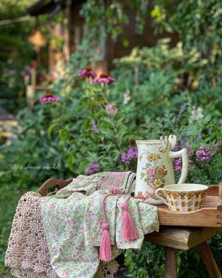 Thursday cottagecore moodboard 🦌🍎