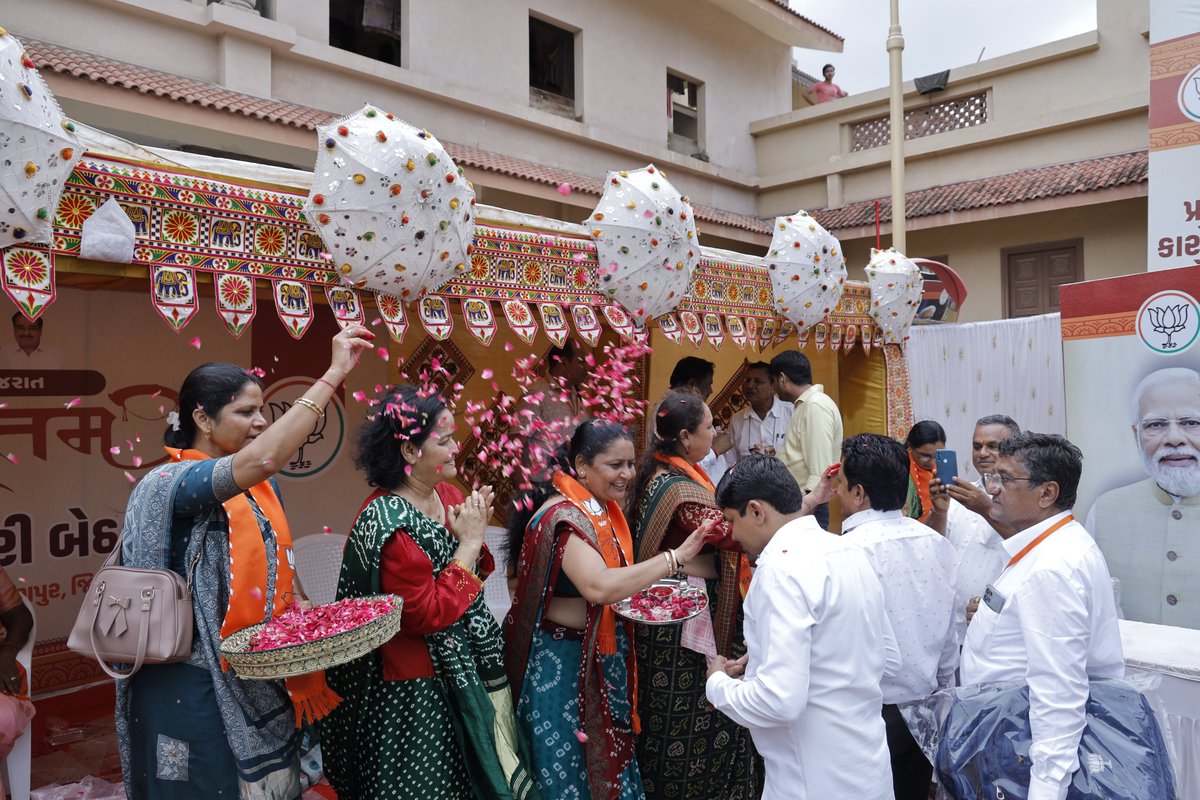 BJP4Gujarat's tweet photo. સાળંગપુર ખાતે BAPS સ્વામિનારાયણ મંદિરના સાનિધ્યમાં આયોજિત પ્રદેશ કારોબારી બેઠકનો આજે શુભારંભ થયો. 

પ્રદેશ કારોબારી બેઠકના પ્રથમ દિવસે સૌ કારોબારી સભ્યોએ પોતાનું રજિસ્ટ્રેશન કર��વ્યું તથા પ્રદર્શની નિહાળી. https://t.co/j6QblJWGOf