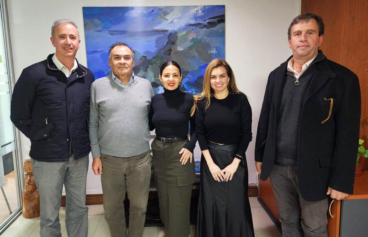 HotelerosChile's tweet image. 📌 Ayer, parte de nuestro directorio, sostuvo una reunión con la Ministra de las Culturas, las Artes y el Patrimonio, @_caroarredondo, con el propósito de explorar formas de fortalecer la colaboración entre la #hotelería y las iniciativas que promueve el ministerio.