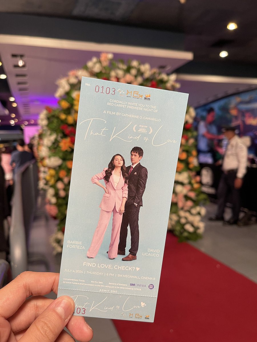 ChanelLea1's tweet photo. Grabe napaka gentle mo David Kay barbie pti wallet ikaw pa nagbitbit kasi di na mahawakan dahil maraming flowers bitbit c barang ❤️❤️❤️ congrats sa first movie niyo ❤️❤️❤️

#TKLRedCarpet 
#ThatKindOfLove
#DavidTroops
#BardaOfficial https://t.co/L97FJwa4To