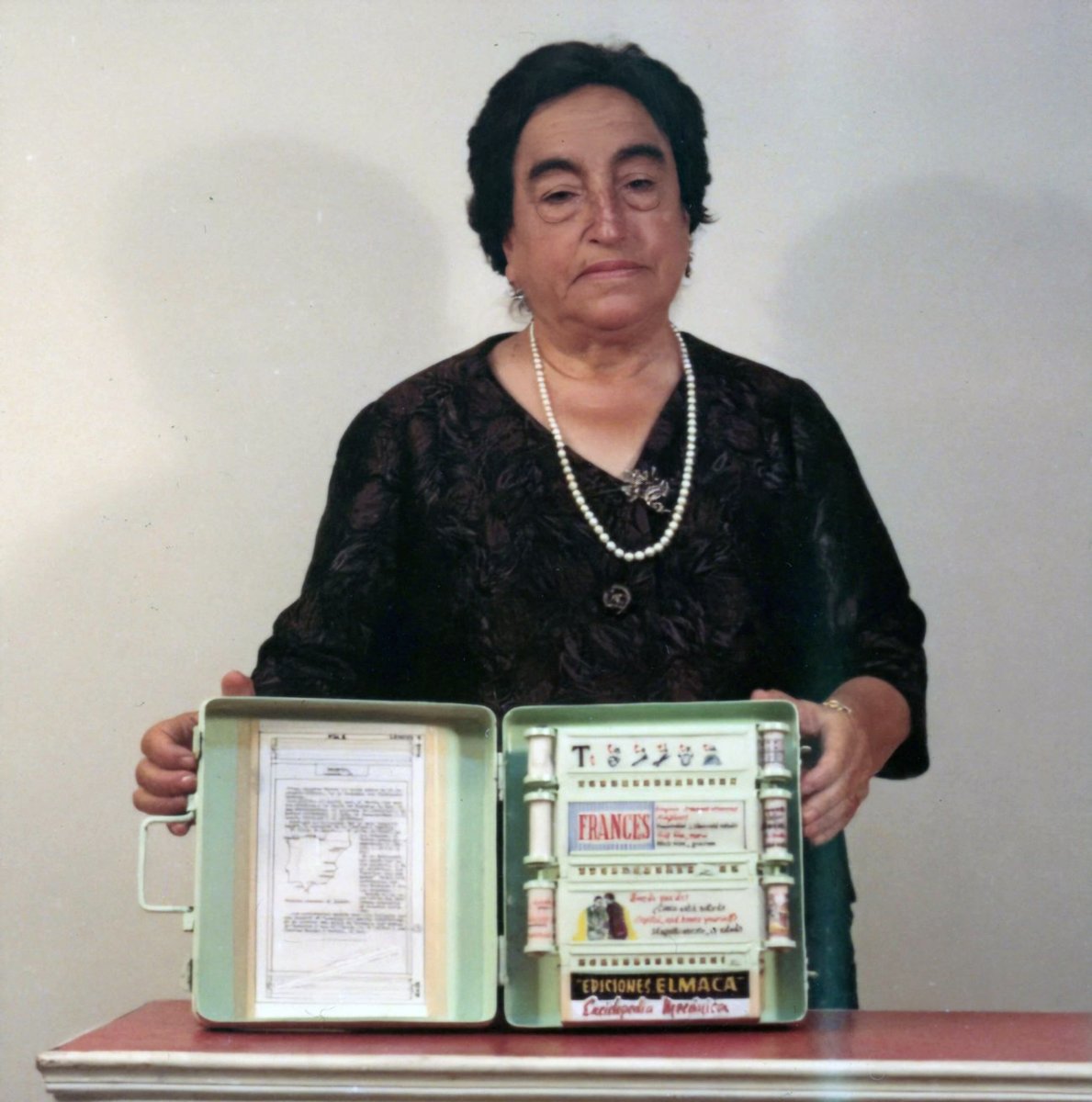 ¡Hoy es el #DíaMundialDelLibroElectrónico! 📚 Aunque amamos el olor a libro nuevo, llevar una biblioteca en el bolso es increíble. ¿Sabías que en 1949 Ángela Ruiz Robles patentó una enciclopedia mecánica? ¡Descubre más sobre ella en Wikipedia! bit.ly/4bAyXD8 #Innovación