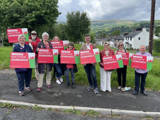 dgarethrichards's tweet photo. Its 6pm you have 4 more hours to vote for hardworking local @UKLabour candidate @MatthewDorrance and defeat the Tories in Brecon,Radnor and Cwm Tawe. It’s been a pleasure to assist this fantastic candidate 🗳️🏴󠁧󠁢󠁷󠁬󠁳󠁿🌹👍 https://t.co/e2fVCIrK1Z
