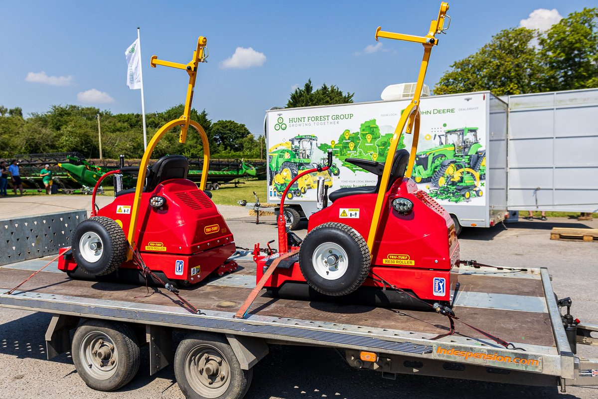 HuntForestGroup's tweet photo. 𝗧𝗥𝗨-𝗧𝗨𝗥𝗙 𝗥𝗢𝗟𝗟𝗜𝗡𝗚 𝗣𝗘𝗥𝗙𝗘𝗖𝗧𝗜𝗢𝗡🌱☀️
Two brand-new Tru-Turf Electric Golf Greens Rollers loaded up and ready to be delivered to Basingstoke Golf Club. @basingstokegolfclub @tru_turf
#truturf #golf #golfmachinery #greensrollers #hampshire #huntforestgroup https://t.co/PtUHz7fofk