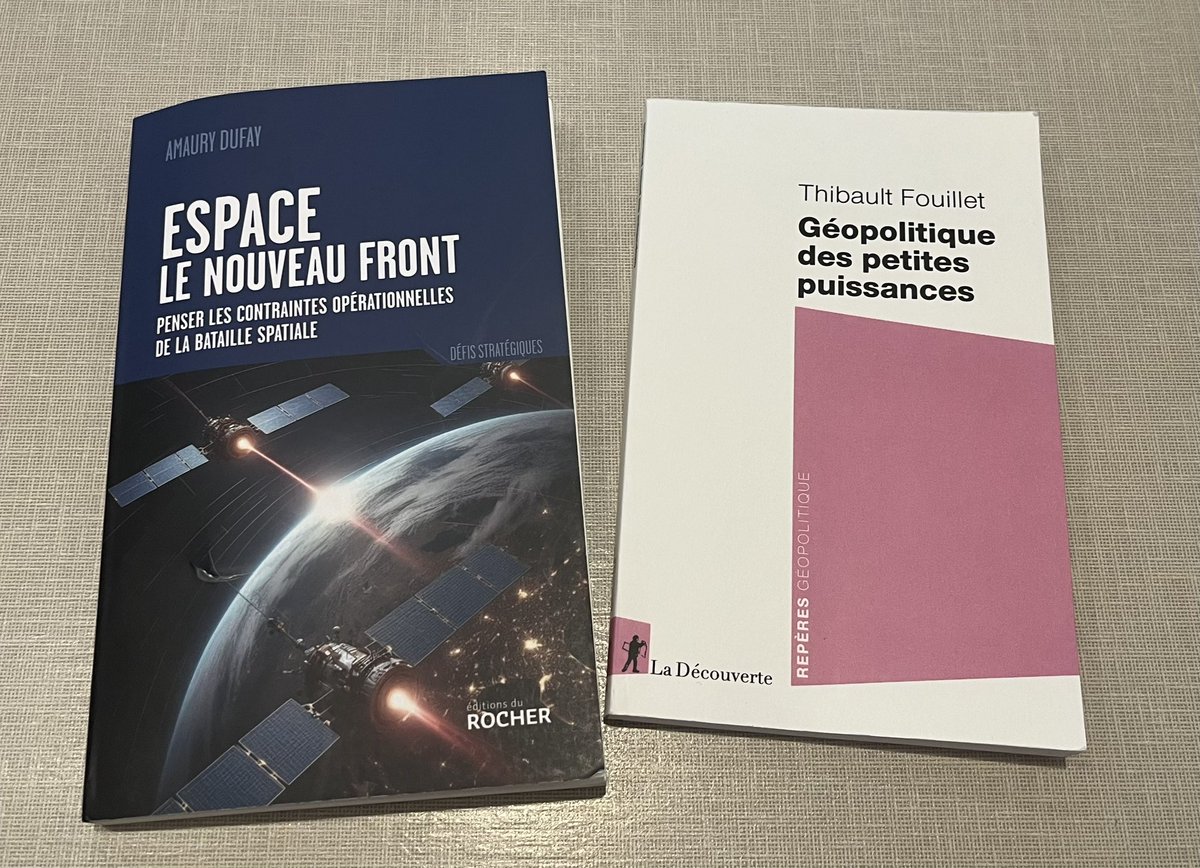 Visite de courtoise aux camarades de l’<a href="/IESD_Lyon3/">Institut d'Études de Stratégie et de Défense</a> et j’ai la chance de repartir avec deux ouvrages récents.
Merci <a href="/ThibaultFouill1/">Thibault Fouillet</a> et <a href="/AmauryDufay/">Amaury Dufay</a>  🙏