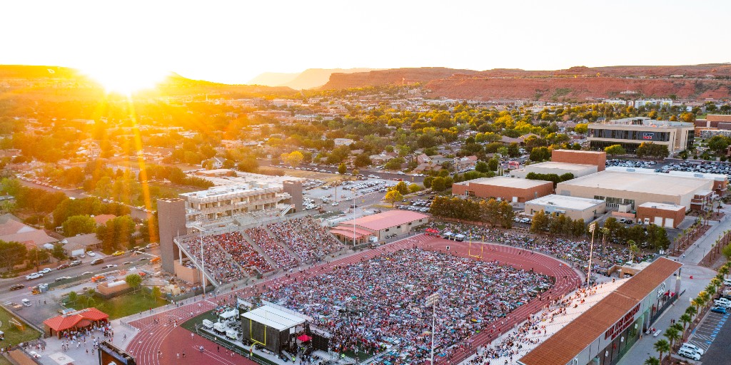 utahtechu's tweet image. Happy Independence Day, Trailblazers! We're excited to celebrate tonight at Greater Zion Stadium with Ashley McBryde, Craig Morgan, and DJ Eric Rhodes. 🎤

Join us for the biggest firework show in Southern Utah! 🎆

#UtahTechUniversity