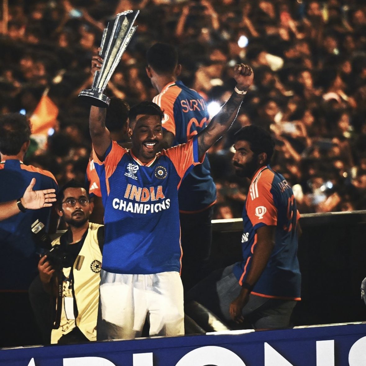 iamTinaDatta's tweet photo. Welcome Home Boys 💙 
The crowd, the cheers were unreal but very well deserved! 🏆🙌
A big congratulations &amp; Thank You to #TeamIndia for giving every Indian a moment to cherish forever! https://t.co/s8H9Zvnamc