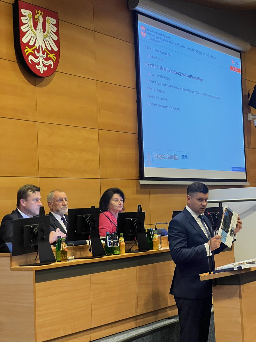 Wszystkie doniesienia się potwierdziły - <a href="/Smolka_Lukasz/">Łukasz Smółka</a> jest oficjalnym kandydatem <a href="/pisorgpl/">Prawo i Sprawiedliwość</a> na marszałka Małopolski. <a href="/Lukasz_Kmita/">Łukasz Kmita</a> się wycofał. Zaskoczenie - opozycja nie zgłosiła swojego kandydata. Głosowanie za chwilę <a href="/TOKFM_NEWS/">Informacje TOK FM</a>