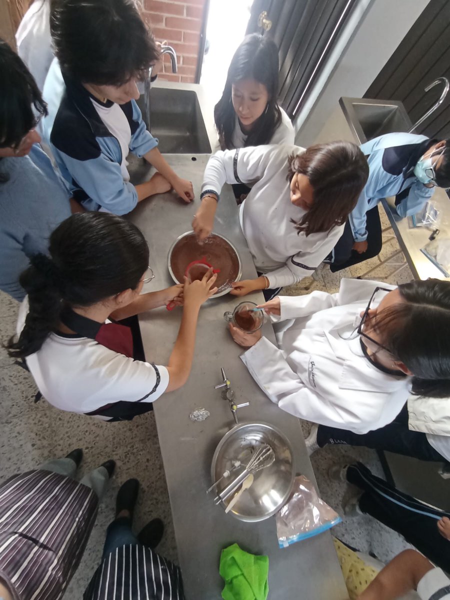 coord_cela's tweet photo. Hoy preparamos brownies en el taller de repostería @seclancaster https://t.co/38cV7JBA9B