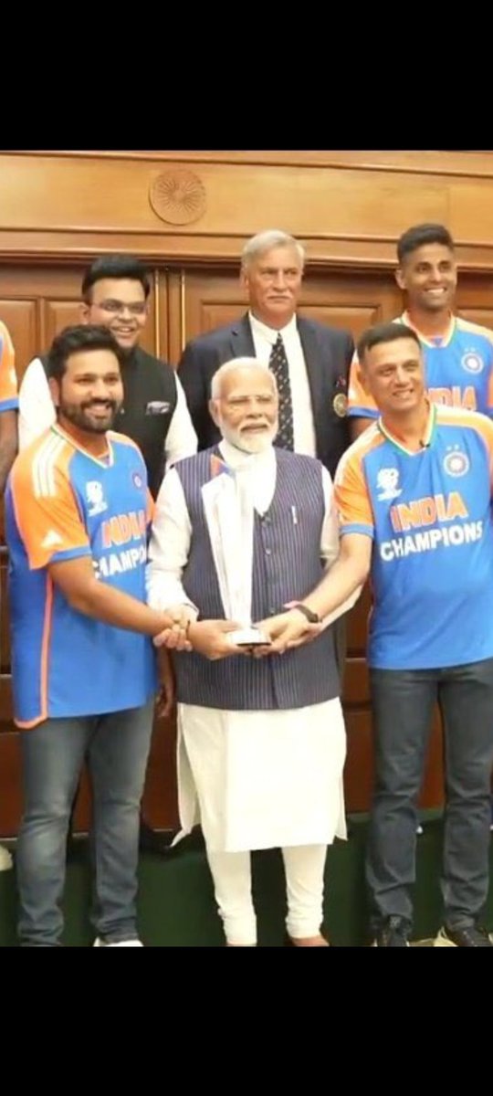 RoshanKrRaii's tweet image. He will call you at his residence

He will hold your trophy

He will click pictures with you

He will make videos

He will hold your kids for PR

but the moment you speak against him or his party, no matter how big a champion you are, he will drag you the streets, deny you…