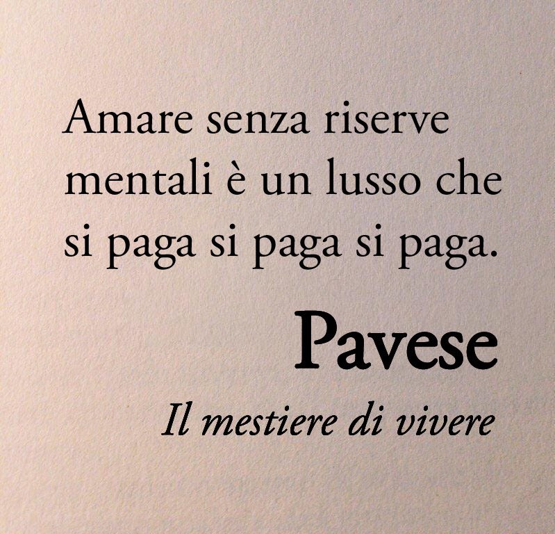Poesiaitalia's tweet photo. "Amare senza riserve mentali", amare qualcuno in modo completo e incondizionato, senza trattenere alcuna parte di sé, senza dubbi o esitazioni. Vuol dire offrire il proprio affetto, la propria fiducia e il proprio impegno totale all'altra persona, senza nascondere pensieri o sentimenti. Un amore aperto e genuino, privo di barriere. Amare così tanto si paga e Pavese è testimone di questo perché si è vulnerabili, autentici e aperti, offrendo all'altro la parte più vera di sé stessi.