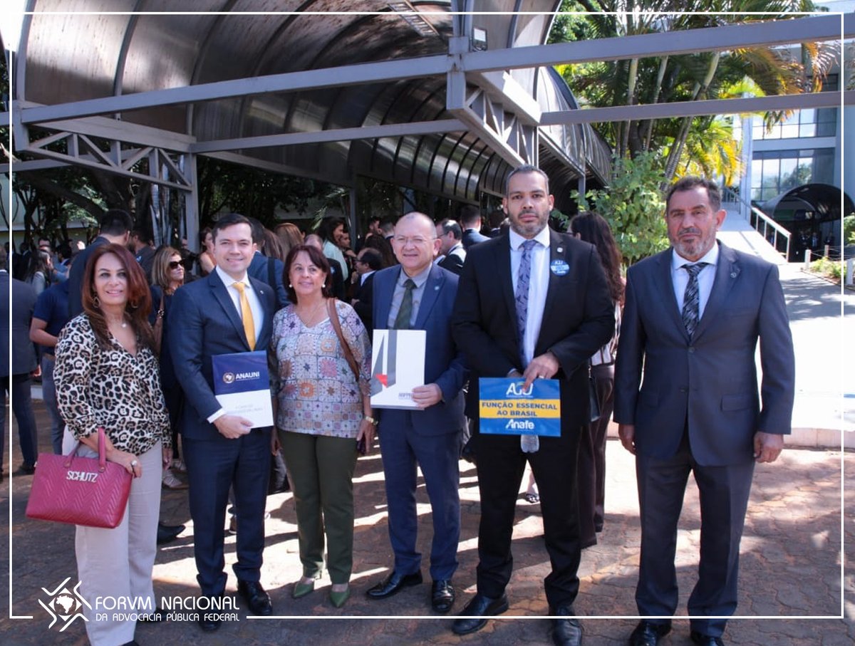 Nesta quarta-feira (3), advogados públicos federais de diversos estados do Brasil estiveram mobilizados em defesa da valorização das carreiras da Advocacia-Geral da União. Leia a matéria: bit.ly/3zvaaTO