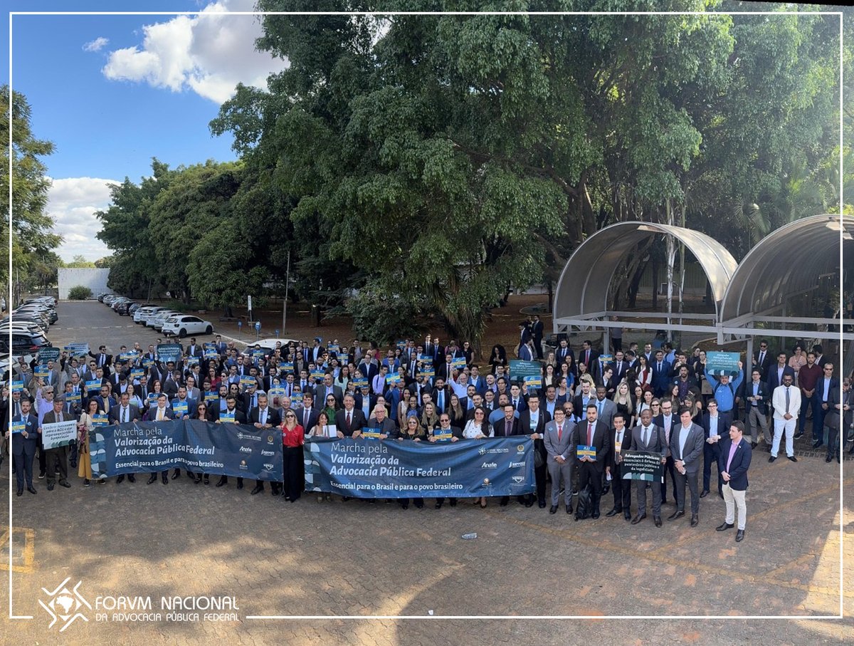 forvmnacional's tweet photo. Nesta quarta-feira (3), advogados públicos federais de diversos estados do Brasil estiveram mobilizados em defesa da valorização das carreiras da Advocacia-Geral da União. Leia a matéria: https://t.co/dGvOPiF0vR https://t.co/bpclzGL2Ya