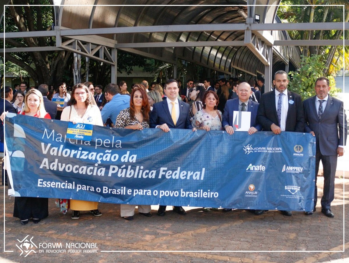 forvmnacional's tweet photo. Nesta quarta-feira (3), advogados públicos federais de diversos estados do Brasil estiveram mobilizados em defesa da valorização das carreiras da Advocacia-Geral da União. Leia a matéria: https://t.co/dGvOPiF0vR https://t.co/bpclzGL2Ya