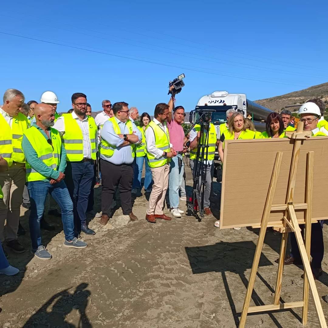 ✅ #AECOST asiste a la visita de los trabajos de instalación 🏗️ de la #tubería del desglosado 9 de las conducciones del Sistema de Presas Béznar-Rules junto al secretario de Estado de Medio Ambiente, Hugo Morán.
#EstrechamosLazos
#PresaRules 
#espigones
#Infraestructuras