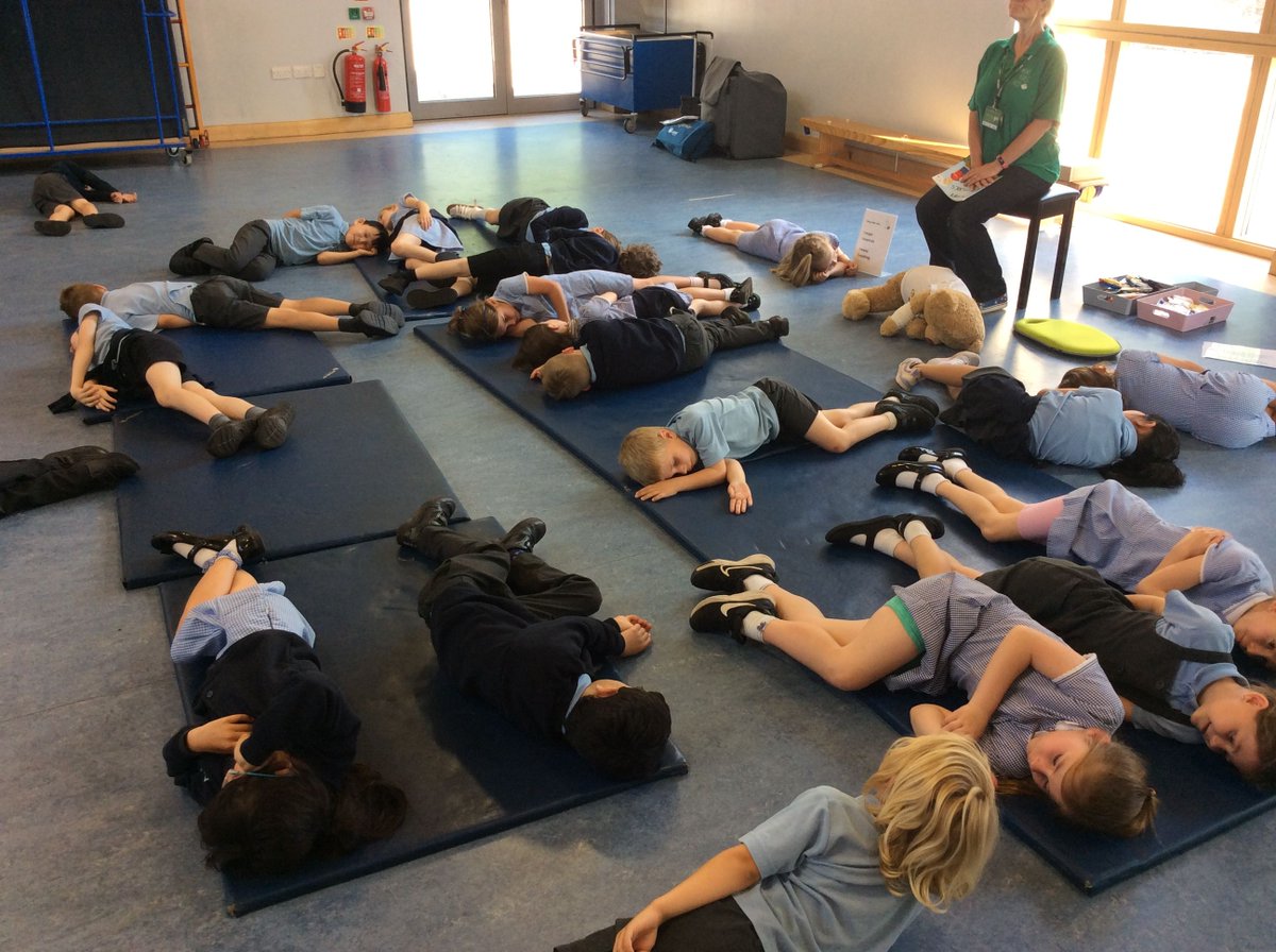 HambrookSchool's tweet photo. Today #Hambrook2 had a great session with @minifirstaiduk. They learnt some life skills such as how to treat a cut, what to say when calling 999 in an emergency and how to keep someone safe in the recovery position! π©Ή https://t.co/NA1nRlrYcr