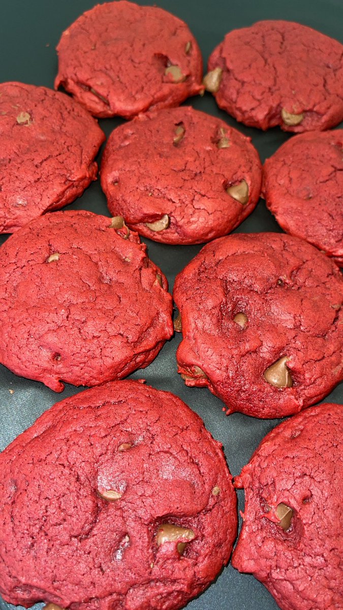 BuzztownM's tweet photo. Red Velvet Chocolate Chip Cookies 🤞🏾✅💚🍪 https://t.co/3wnDLXTeVL