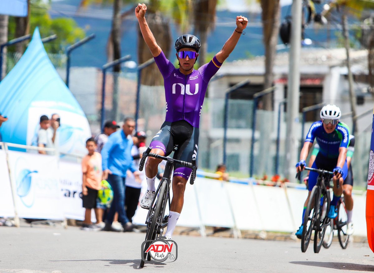 ¡GIGANTE DANI! 🔥💨

<a href="/danielmunozg21/">Daniel Muñoz</a> del @EquipoNu ganó y es el primer líder de la Clásica de Girardot. 

📸 <a href="/edergarces7/">Eder Garcés</a>

<a href="/BiciGoga/">Goga Ruiz-Sandoval</a> <a href="/fungero/">Fungero</a> <a href="/fedeciclismocol/">Federación Colombiana de Ciclismo</a>