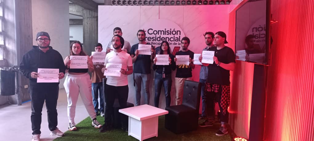 Uriel__TP's tweet photo. ¡Feliz día del arquitecto! Aprovechamos la celebración del evento en la FAU para recordar todas las cosas que la Comisión Presidencial UCV NO ha cumplido.

Feliz día, futuros colegas, no tengan memoria corta https://t.co/8nLOgWUJDY