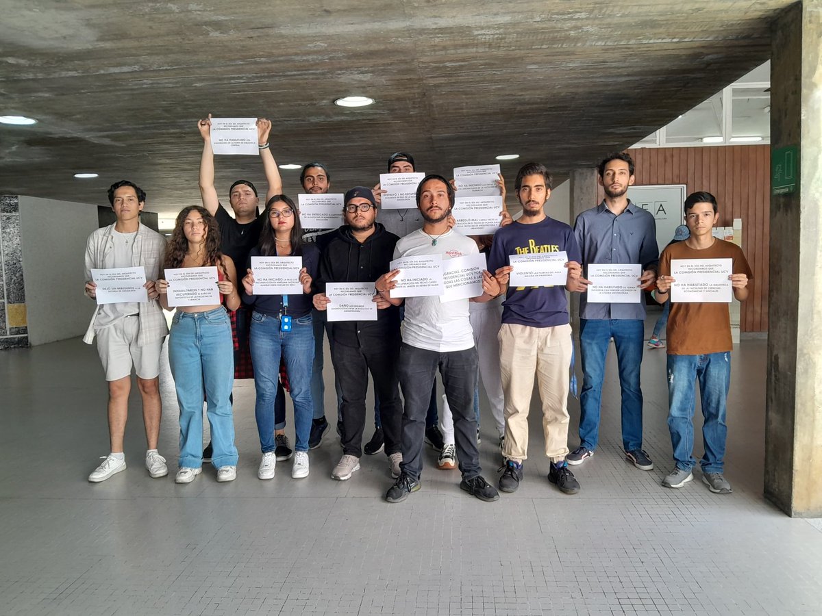 Uriel__TP's tweet photo. ¡Feliz día del arquitecto! Aprovechamos la celebración del evento en la FAU para recordar todas las cosas que la Comisión Presidencial UCV NO ha cumplido.

Feliz día, futuros colegas, no tengan memoria corta https://t.co/8nLOgWUJDY