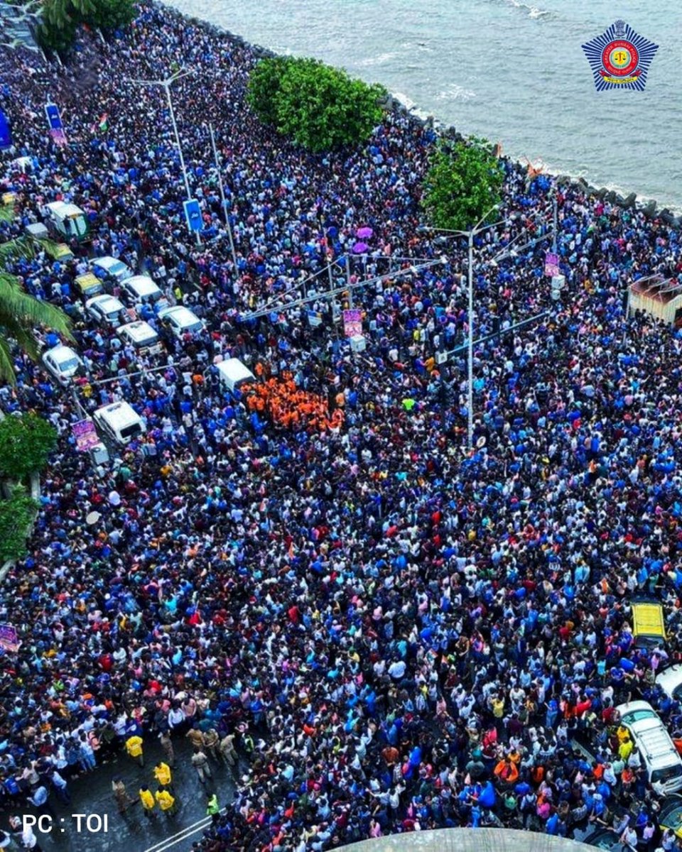 CPMumbaiPolice's tweet image. A special appreciation to all my officers &amp;amp; staff of @mumbaipolice for the exceptional crowd management at Marine Drive today amid the rains.

We made sure it remains a special moment for our Champions &amp;amp; the fans. 

Also thankyou Mumbaikars, for your cooperation. We made it…