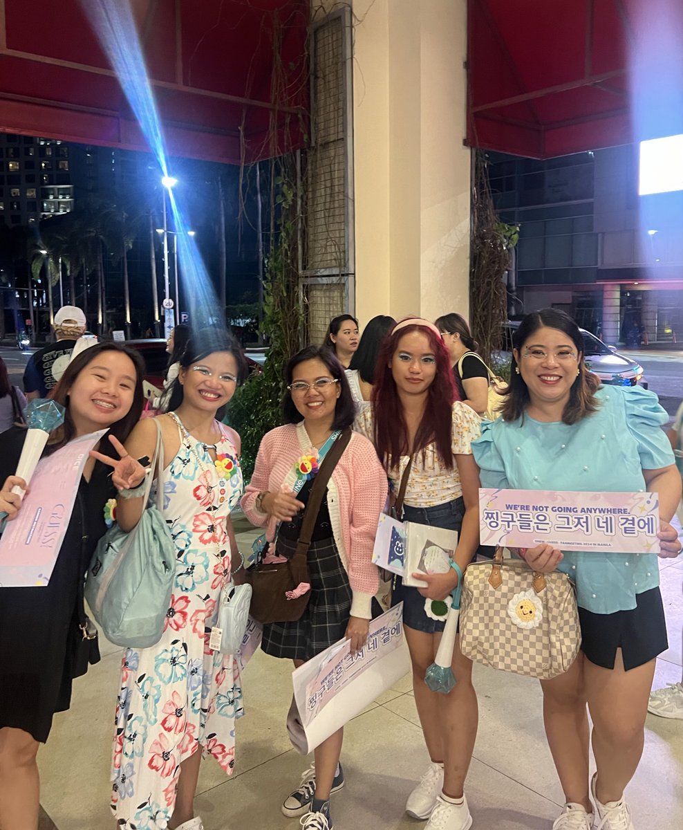 MargaMae6's tweet photo. apart from seeing Onew, this fancon is extra special because i finally got to see you in person after 4 years, @chickenbunew @yourshatingstar @KKB_Praise ❤️❤️❤️ https://t.co/jRnpY5oLQK